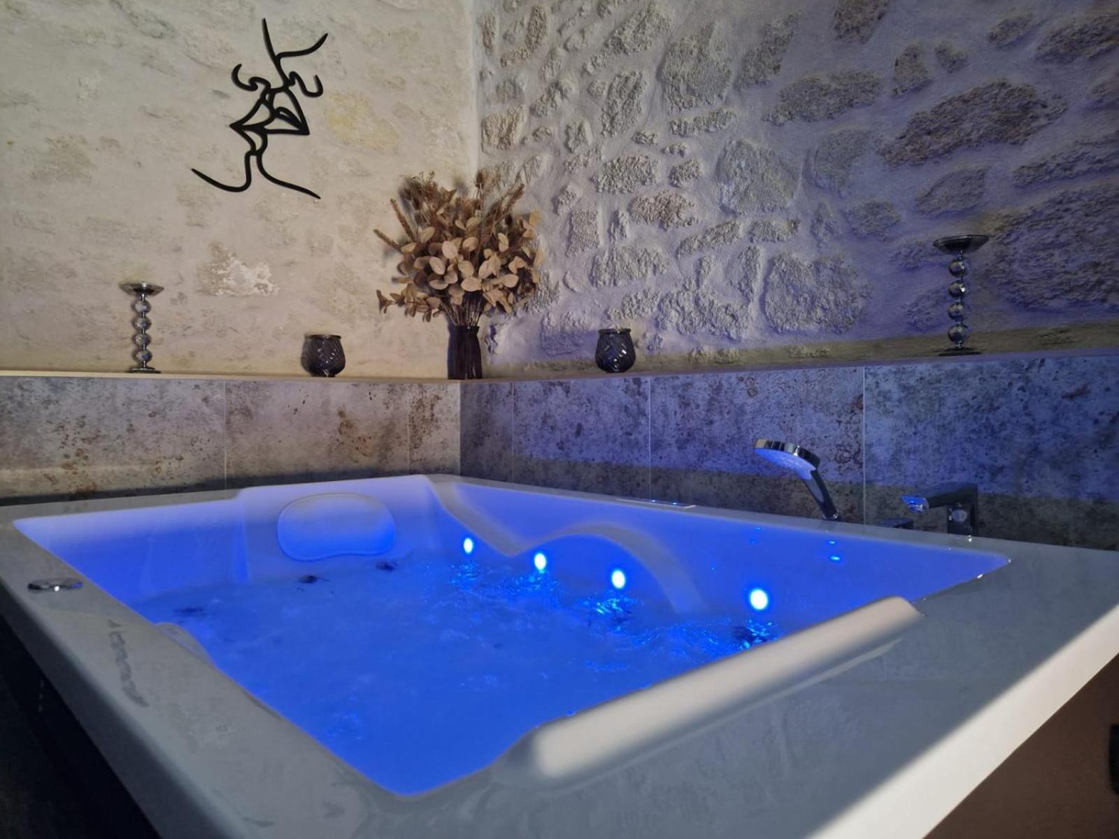 Le Lovy , Studio Independant Avec Jacuzzi Cubnezais Kültér fotó